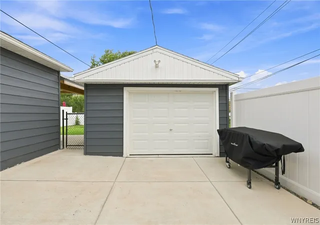 Photo 3 of Sale Pending at 127 Briarhurst Dr, Tonawanda, NY 14150 | MLS# B1706323 | Listing updated on 2026-08-14