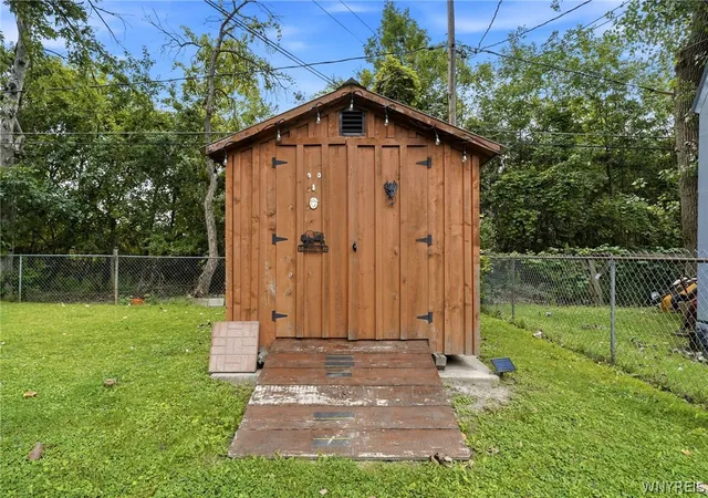 Photo 4 of Sale Pending at 120 E Summerset Ln, Buffalo, NY 14228 | MLS# B1705663 | Listing updated on 2026-08-24