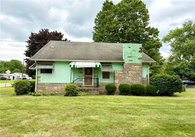 Photo 1 of Single family home for sale at 1527 Maple Ave, Elmira, NY 14904 | MLS# R1665877 | Listing updated on 2026-09-09