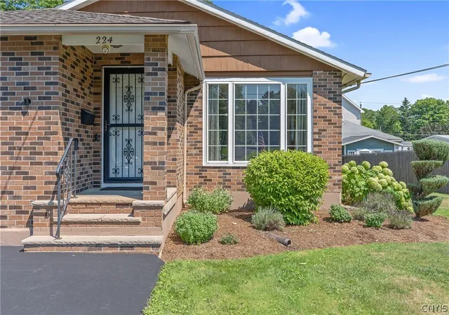 Photo 2 of Sale Pending at 224 Kenwick Dr, Syracuse, NY 13208 | MLS# S1704774 | Listing updated on 2026-08-23