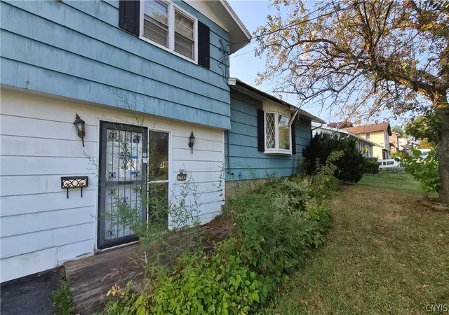 Photo 2 of Sale Pending at 208 Skyview Dr, Liverpool, NY 13088 | MLS# S1706426 | Listing updated on 2026-08-14