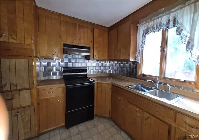 Photo 4 of Sale Pending at 208 Skyview Dr, Liverpool, NY 13088 | MLS# S1706426 | Listing updated on 2026-08-14