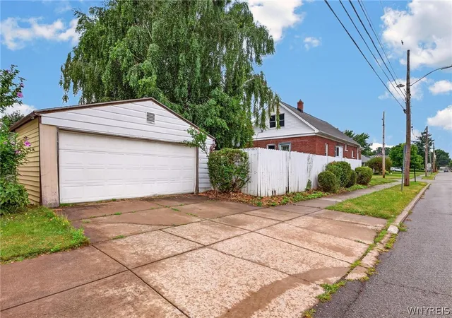 Photo 3 of Single family home for sale at 483 Reiman St, Buffalo, NY 14212 | MLS# B1706581 | Listing updated on 2026-09-14