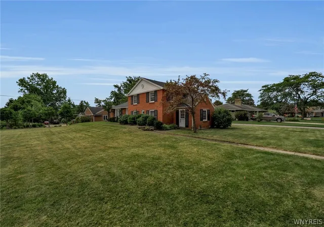 Photo 3 of Sale Pending at 660 N Forest Rd, Buffalo, NY 14221 | MLS# B1706322 | Listing updated on 2026-08-29