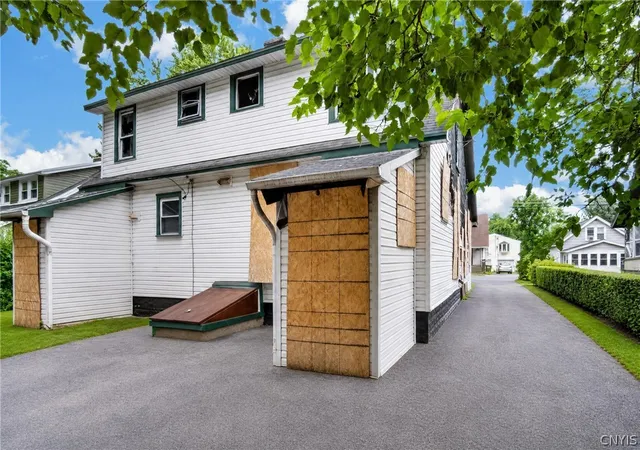 Photo 2 of Sale Pending at 305 E Molloy Rd, Syracuse, NY 13211 | MLS# S1706160 | Listing updated on 2026-09-01