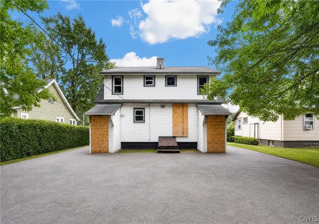 Photo 3 of Sale Pending at 305 E Molloy Rd, Syracuse, NY 13211 | MLS# S1706160 | Listing updated on 2026-09-01