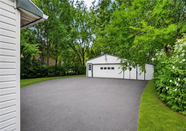 Listing Photo 4 - Condo for sale in building located at 305 E Molloy Rd, Syracuse, NY 13211