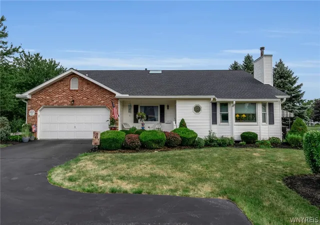 Photo 1 of Sale Pending at 6025 Quaker Holw Crescent #4, Orchard Park, NY 14127 | MLS# B1706267 | Listing updated on 2026-08-27
