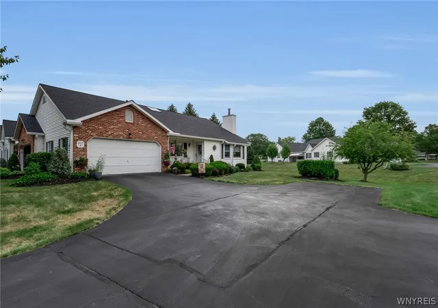 Photo 3 of Sale Pending at 6025 Quaker Holw Crescent #4, Orchard Park, NY 14127 | MLS# B1706267 | Listing updated on 2026-08-27