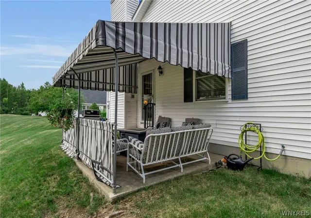 Photo 3 of Sale Pending at 6025 Quaker Holw Crescent #4, Orchard Park, NY 14127 | MLS# B1706267 | Listing updated on 2026-08-27