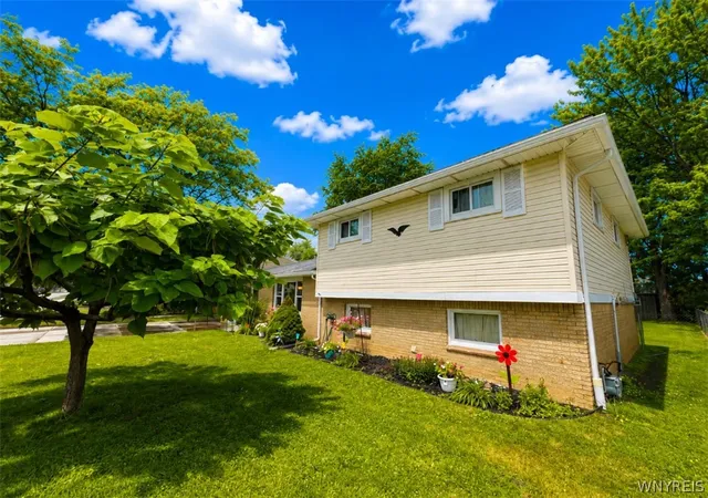 Photo 3 of Sale Pending at 53 Fieldcrest Ct, Buffalo, NY 14224 | MLS# B1704405 | Listing updated on 2026-08-20
