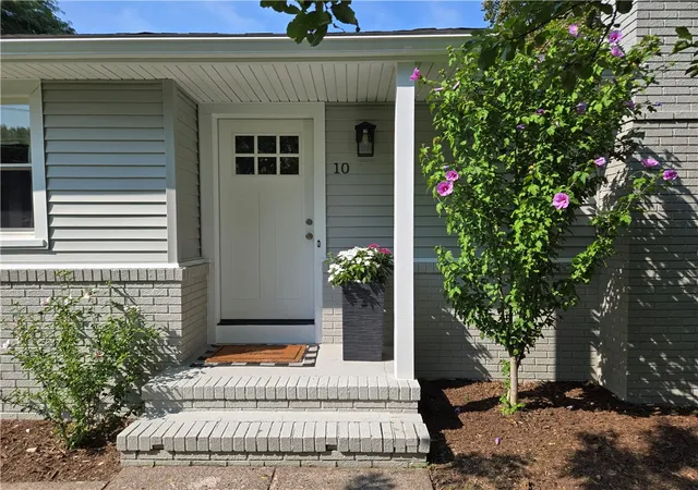 Photo 2 of Sale Pending at 10 Mandy Ln, Rochester, NY 14625 | MLS# R1706425 | Listing updated on 2026-08-20