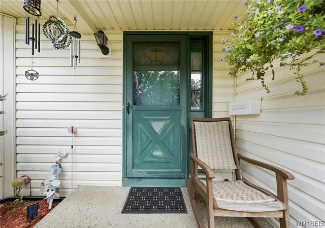 Photo 3 of Sale Pending at 5976 Margaret Ann Dr, Lake View, NY 14085 | MLS# B1706707 | Listing updated on 2026-09-11