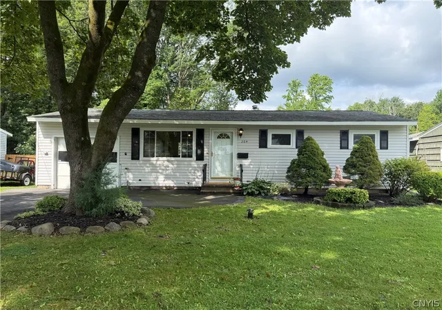Photo 3 of Sale Pending at 204 William St, Minoa, NY 13116 | MLS# S1704473 | Listing updated on 2026-08-19