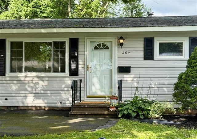 Photo 4 of Sale Pending at 204 William St, Minoa, NY 13116 | MLS# S1704473 | Listing updated on 2026-08-19