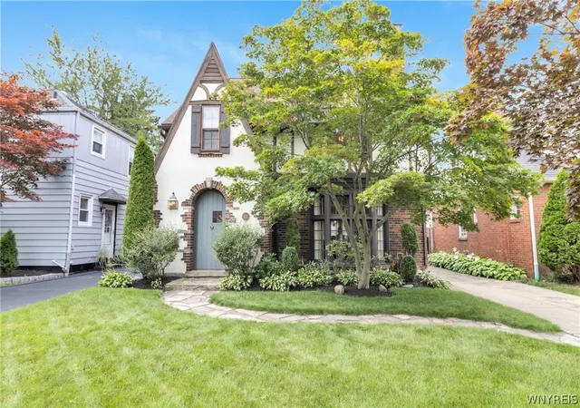 Photo 1 of Sale Pending at 28 Bissell Dr, Buffalo, NY 14226 | MLS# B1706845 | Listing updated on 2026-09-16