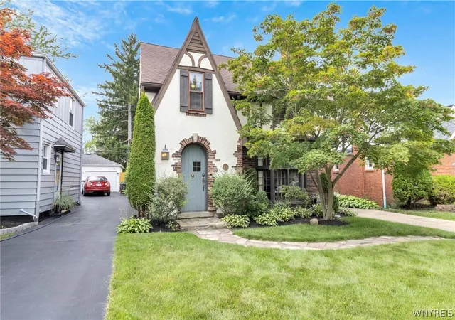 Photo 2 of Sale Pending at 28 Bissell Dr, Buffalo, NY 14226 | MLS# B1706845 | Listing updated on 2026-09-16