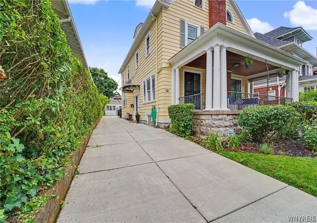 Photo 3 of Single family home for sale at 40 Jewett Pkwy, Buffalo, NY 14214 | MLS# B1706510 | Listing updated on 2026-08-29