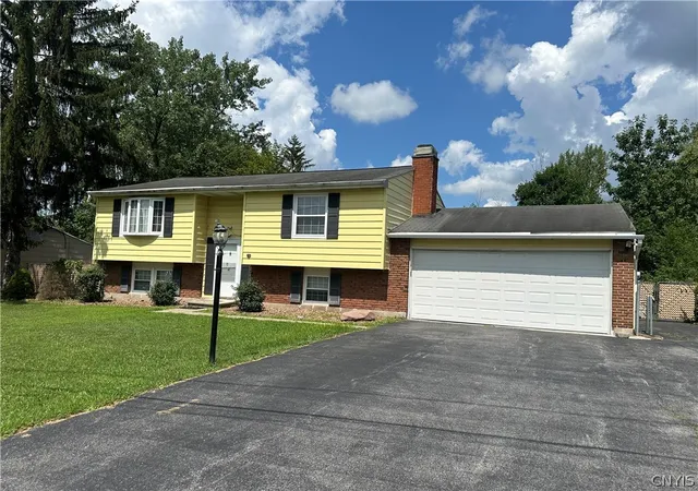 Photo 3 of Single family home for sale at 5941 Farrington Rd, Cicero, NY 13039 | MLS# S1706305 | Listing updated on 2026-09-10