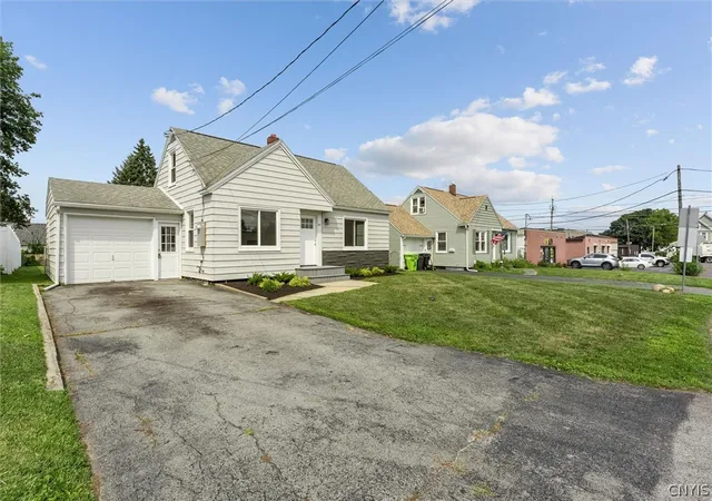 Photo 3 of Sale Pending at 635 Delmar Pl, Syracuse, NY 13208 | MLS# S1706792 | Listing updated on 2026-08-17