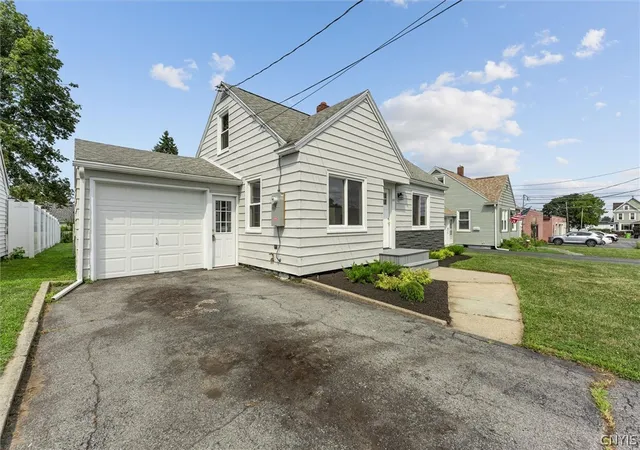 Photo 4 of Sale Pending at 635 Delmar Pl, Syracuse, NY 13208 | MLS# S1706792 | Listing updated on 2026-08-17