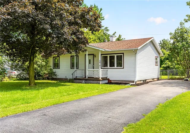 Photo 3 of Sale Pending at 30 Fairlawn Dr, Honeoye Falls, NY 14472 | MLS# R1706966 | Listing updated on 2026-08-25