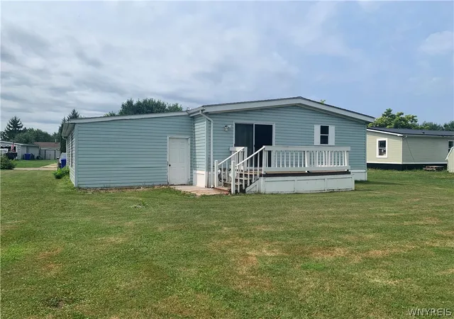 Photo 3 of Sale Pending at 4 N Whispering Ln, Hamburg, NY 14075 | MLS# B1706865 | Listing updated on 2026-09-05
