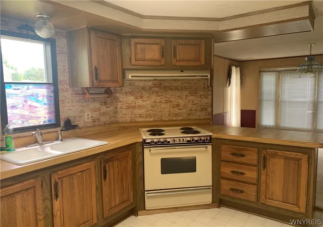 Photo 4 of Sale Pending at 4 N Whispering Ln, Hamburg, NY 14075 | MLS# B1706865 | Listing updated on 2026-09-05