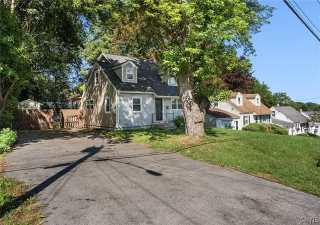 Photo 4 of Single family home for sale at 414 Beverly Dr, Syracuse, NY 13219 | MLS# S1706954 | Listing updated on 2026-09-07
