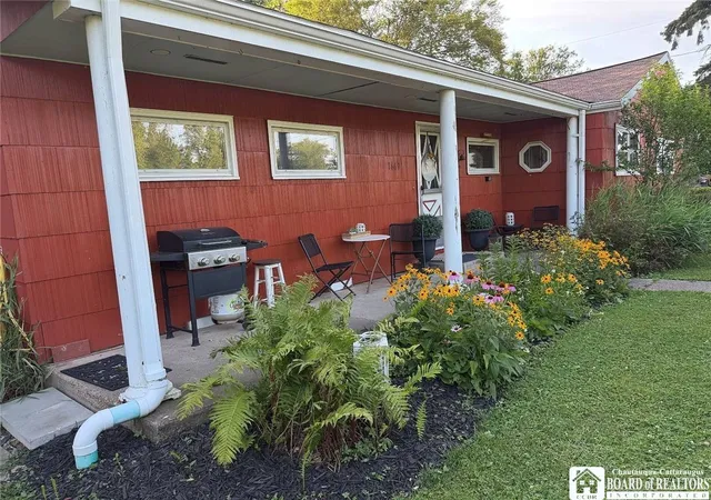 Photo 2 of Single family home for sale at 1669 Groveland Ave, Youngstown, NY 14174 | MLS# R1707092 | Listing updated on 2026-09-23