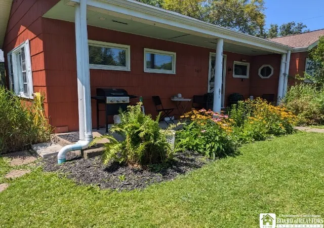 Photo 2 of Single family home for sale at 1669 Groveland Ave, Youngstown, NY 14174 | MLS# R1707092 | Listing updated on 2026-09-03