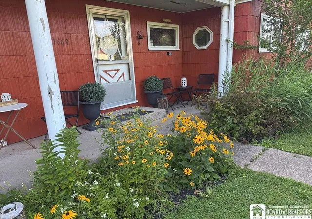 Photo 3 of Single family home for sale at 1669 Groveland Ave, Youngstown, NY 14174 | MLS# R1707092 | Listing updated on 2026-09-03