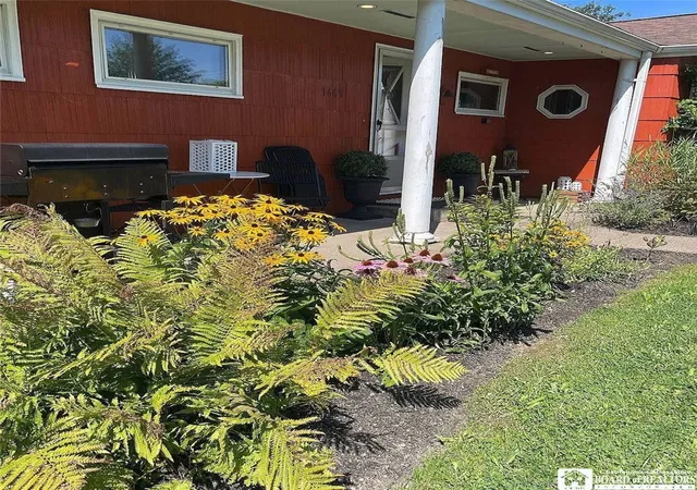 Photo 4 of Single family home for sale at 1669 Groveland Ave, Youngstown, NY 14174 | MLS# R1707092 | Listing updated on 2026-09-03