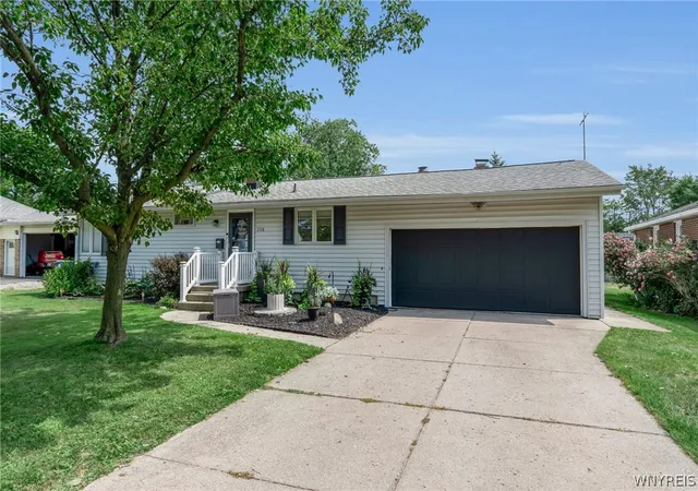 Photo 1 of Sale Pending at 208 Royal Pkwy W, Buffalo, NY 14221 | MLS# B1707061 | Listing updated on 2026-09-15