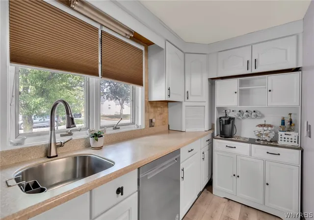 Photo 4 of Sale Pending at 208 Royal Pkwy W, Buffalo, NY 14221 | MLS# B1707061 | Listing updated on 2026-09-15