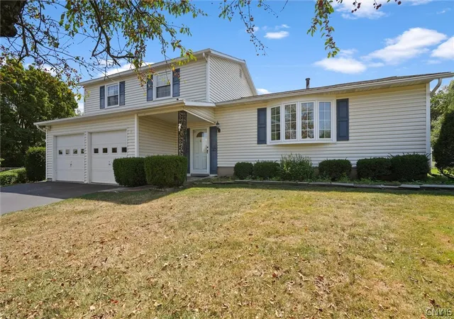 Photo 4 of Sale Pending at 6870 Crystalwood Dr, Liverpool, NY 13088 | MLS# S1706433 | Listing updated on 2026-08-24