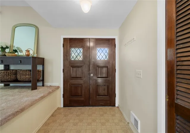 Photo 3 of Sale Pending at 10 Medallion Dr, Rochester, NY 14626 | MLS# R1707130 | Listing updated on 2026-09-02