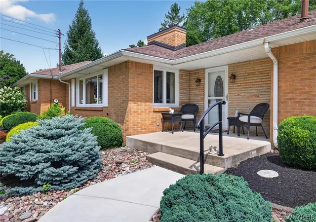 Photo 3 of Sale Pending at 5875 Creekview Dr, Clarence Center, NY 14032 | MLS# B1704283 | Listing updated on 2026-08-20