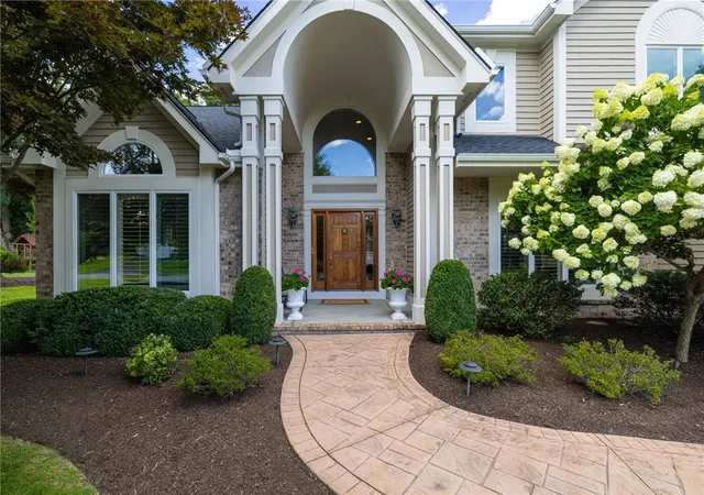 Photo 3 of Sale Pending at 8 Folkestone Ln, Penfield, NY 14526 | MLS# R1702886 | Listing updated on 2026-09-03