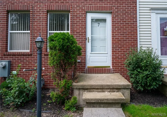 Photo 2 of Sale Pending at 7 Queens Guard Walk #7, Tonawanda, NY 14150 | MLS# B1707755 | Listing updated on 2026-09-14