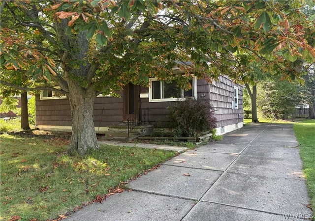 Photo 3 of Sale Pending at 187 Sharon Pkwy, Buffalo, NY 14218 | MLS# B1707694 | Listing updated on 2026-08-26