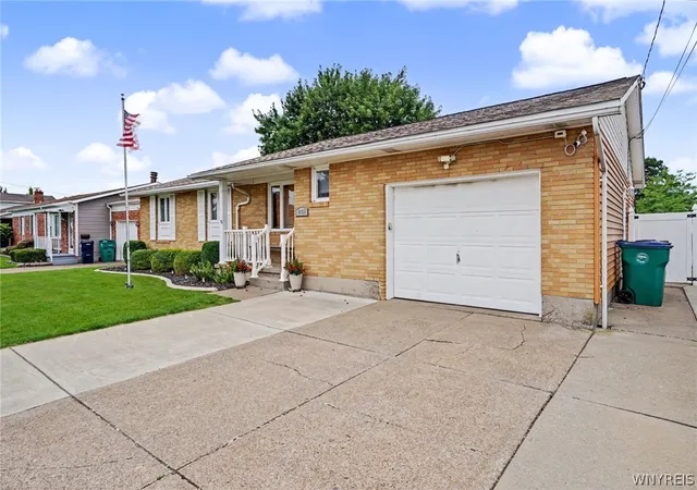Photo 3 of Sale Pending at 1658 Caravelle Dr, Niagara Falls, NY 14304 | MLS# B1706996 | Listing updated on 2026-09-04