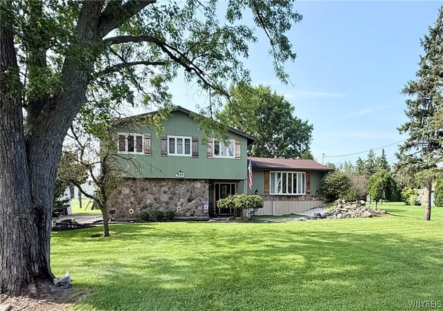 Photo 2 of Single family home for sale at 987 N Hewitt Dr, Lewiston, NY 14092 | MLS# B1707291 | Listing updated on 2026-09-14