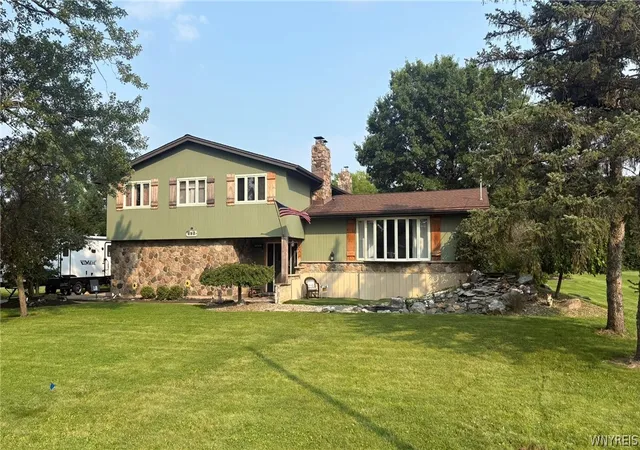 Photo 3 of Single family home for sale at 987 N Hewitt Dr, Lewiston, NY 14092 | MLS# B1707291 | Listing updated on 2026-09-14