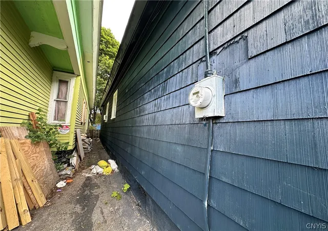 Photo 3 of Sale Pending at 115 Douglas St, Syracuse, NY 13203 | MLS# S1706388 | Listing updated on 2026-09-01
