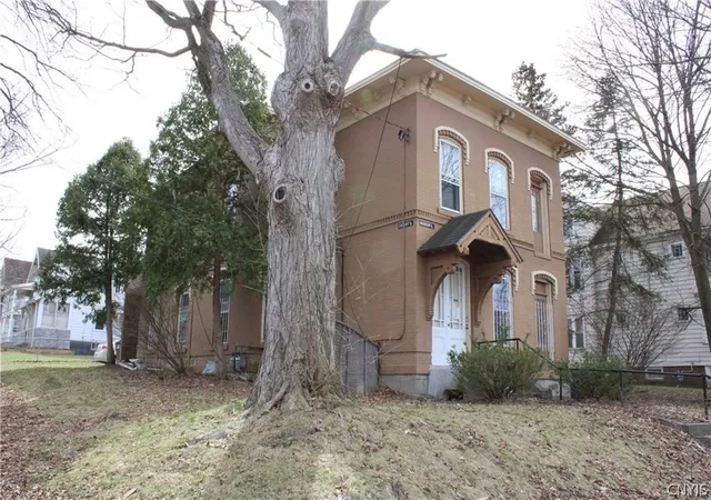 Listing Photo 4 - Condo for sale in building located at 1326 Madison St, Syracuse, NY 13210