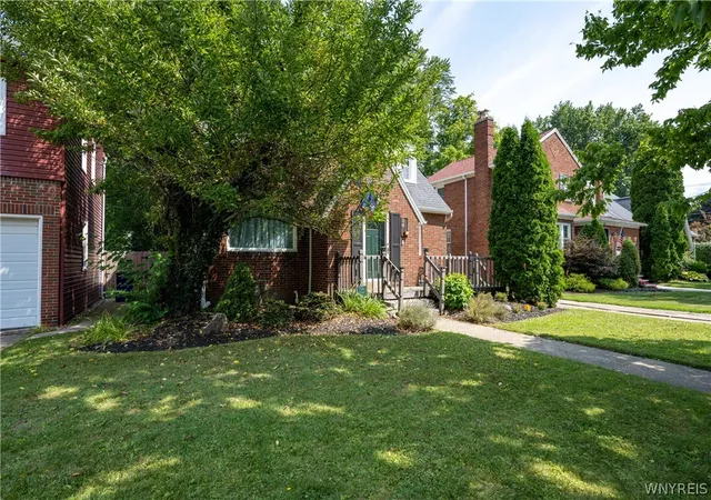 Photo 3 of Sale Pending at 56 University Ct, Buffalo, NY 14226 | MLS# B1707690 | Listing updated on 2026-08-29