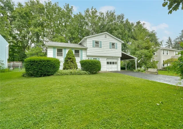 Photo 3 of Sale Pending at 60 Willhurst Dr, Rochester, NY 14606 | MLS# R1707238 | Listing updated on 2026-09-07