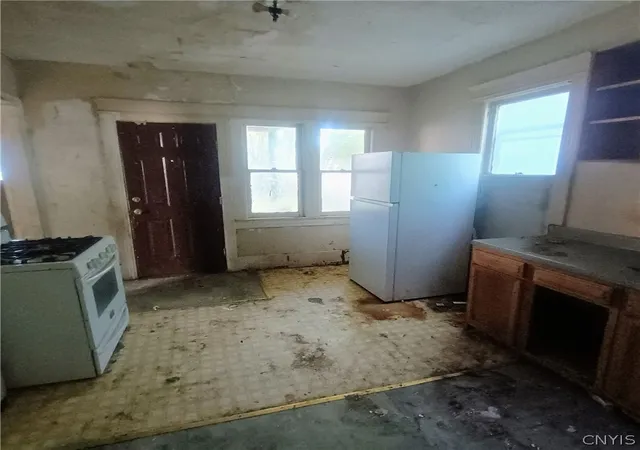 Photo 3 of Sale Pending at 206 W Newell St, Syracuse, NY 13205 | MLS# S1708168 | Listing updated on 2026-08-25