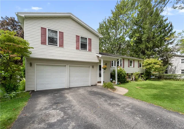 Photo 2 of Sale Pending at 7 Havenwood Dr, Brockport, NY 14420 | MLS# R1707211 | Listing updated on 2026-08-31